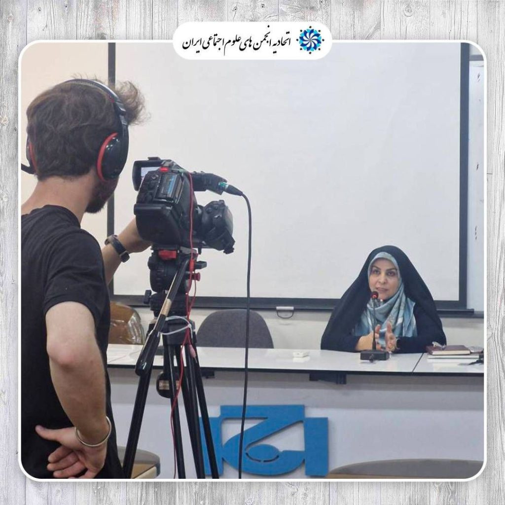 عکسی از دکتر توحیدلو در چهارمین نشست از سلسه نشست های جامعه شناسی در بحران